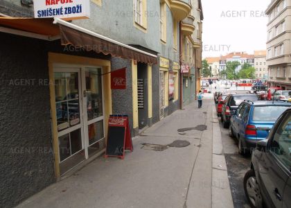 Pronájem obchodní prostor 94m2 v přilehlé ulici u hlavní komunikace MHD P6-Hradčanská