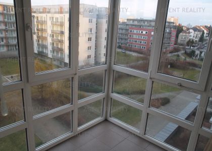 Pronájem bytu 3+kk, 80 m2 se zimní zahradou v novostavbě u stanice M Želivského v P10- Vinohrady.