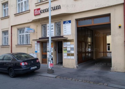 Pronájem kanceláře 25m2 v administrativní budově u stanice metra v centru Prahy P8-Florenc.
