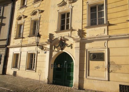 Pronájem malebného bytu 2+kk, 50m2 s bydlením ve věži v samém srdci historickém Prahy.