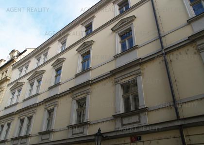 Pronájem rekostruovaného bytu 3+1,105m2 v historické části Prahy u Karlova mostu P1-Staré Město.