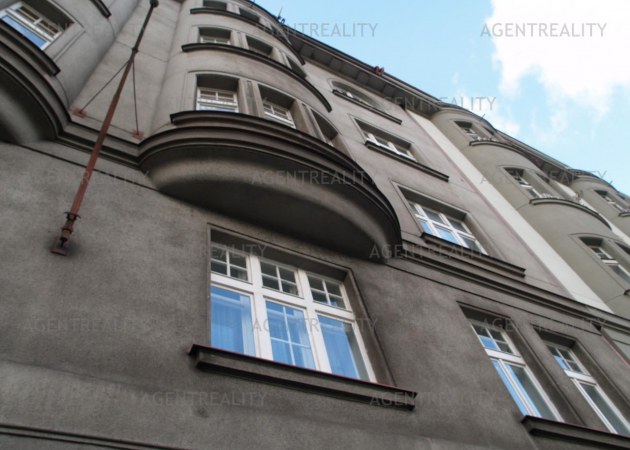  Prodej nového podkrovního bytu 2+kk, 61m2 u Vltavy s krásnou vyhlídkou na Vyšehrad.