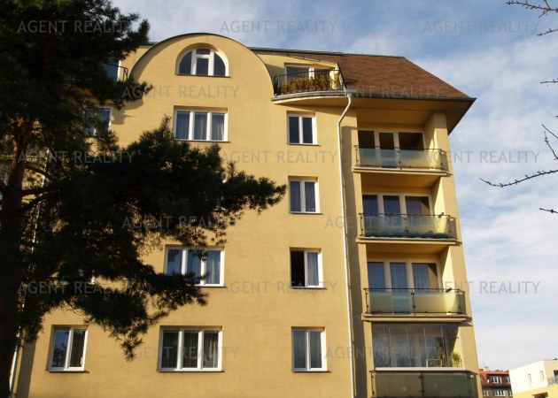 Pronájem moderního bytu 2+kk,65m2 s balkony a výhledem na Prahu v obytném domě P5-Smíchov.