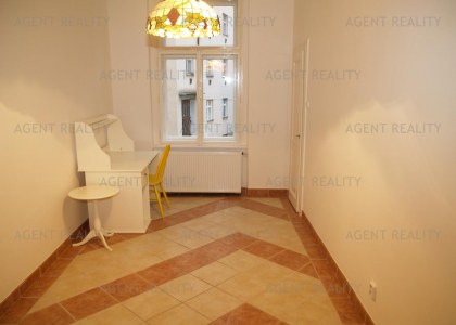 Agentreality pronajme velmi pěkný zařízený byt 3+kk, 93 m2 nedaleko stanice  metra Vyšehrad.