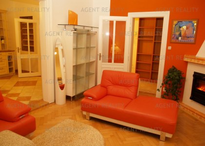 Agentreality pronajme velmi pěkný zařízený byt 3+kk, 93 m2 nedaleko stanice  metra Vyšehrad.