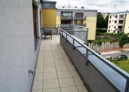 Pronájem modeního bytu 3+kk, 90m2 s dvěmi terasami 35m2 s parkovacím stáním v novostavbě P-Zličín