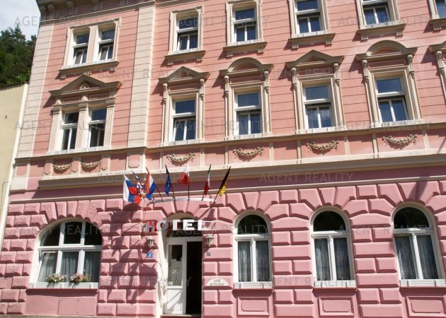 Prodej vybaveného hotelu v provozu nedaleko centra Karlových Varů v obci Březová.