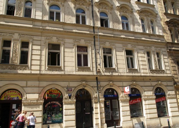Pronájem pěkné  kanceláře 69,5 m2 s vlastním vchodem a velkou terasou ulice Krakovská - Praha 1