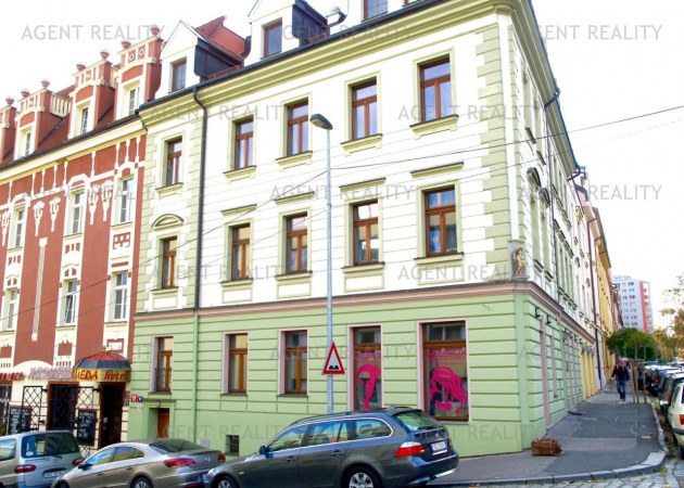 Pronájem nebytového prostoru v přízemí rekonstruovaného domu v oblíbené lokalitě  Praha 6 - Břevnov 