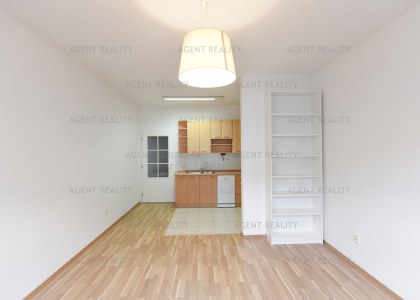 Pronájem bytu 2+kk, 57m2 s balkonem, ulice Slavníkova, Praha - Břevnov