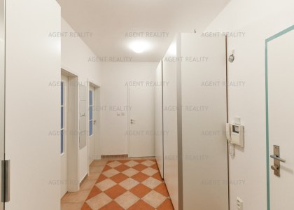 Pronájem bytu 2+kk, 57m2 s balkonem, ulice Slavníkova, Praha - Břevnov