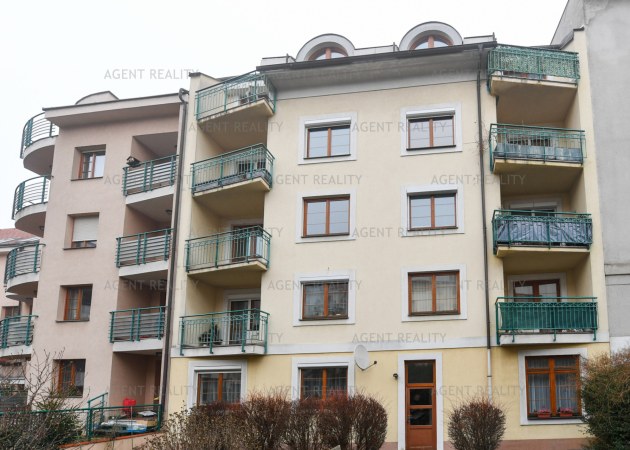 Pronájem bytu 2+kk, 57m2 s balkonem, ulice Slavníkova, Praha - Břevnov