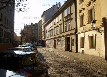 Pronájem malebného bytu 2+kk, 50m2 s bydlením ve věži v samém srdci historickém Prahy.