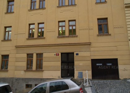 Pronájem pěkného bytu 3+1, 70m2 v cihlovém domě ve zvýšeném přízemí P6-Břevnov.