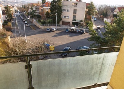 Pronájem moderního bytu 2+kk,65m2 s balkony a výhledem na Prahu v obytném domě P5-Smíchov.