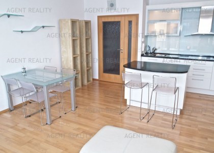 Pronájem zařízeného moderního bytu 3+kk, 80m2 s balkonem a garáží v  P6-Bílá Hora.