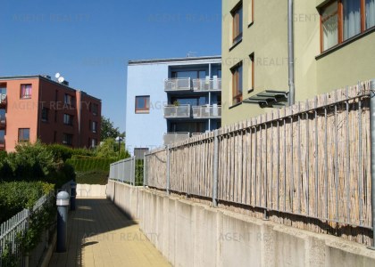 Pronájem moderního bytu 2+kk, 44m2 s předzahrádkou 23m2 a garáží v Praha 6- Bílá Hora